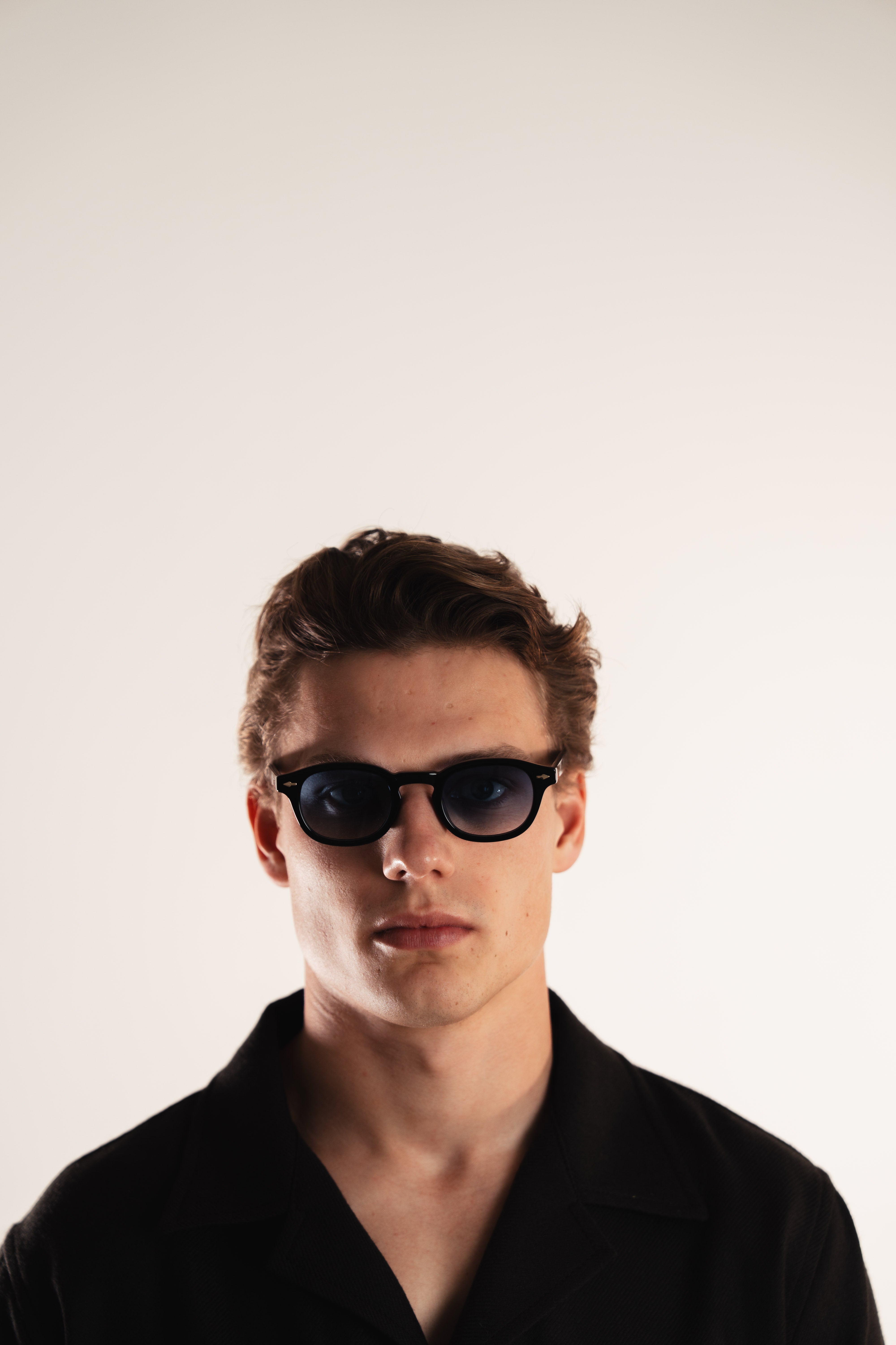 Vell II OCCU lifestyle shot black blue gradient sunglasses